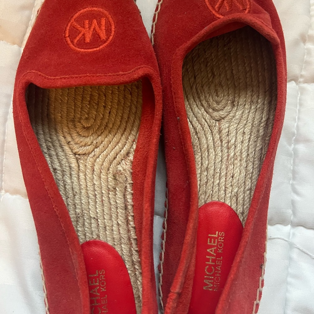 Beautiful gently used Michael Kors shoes take them home .